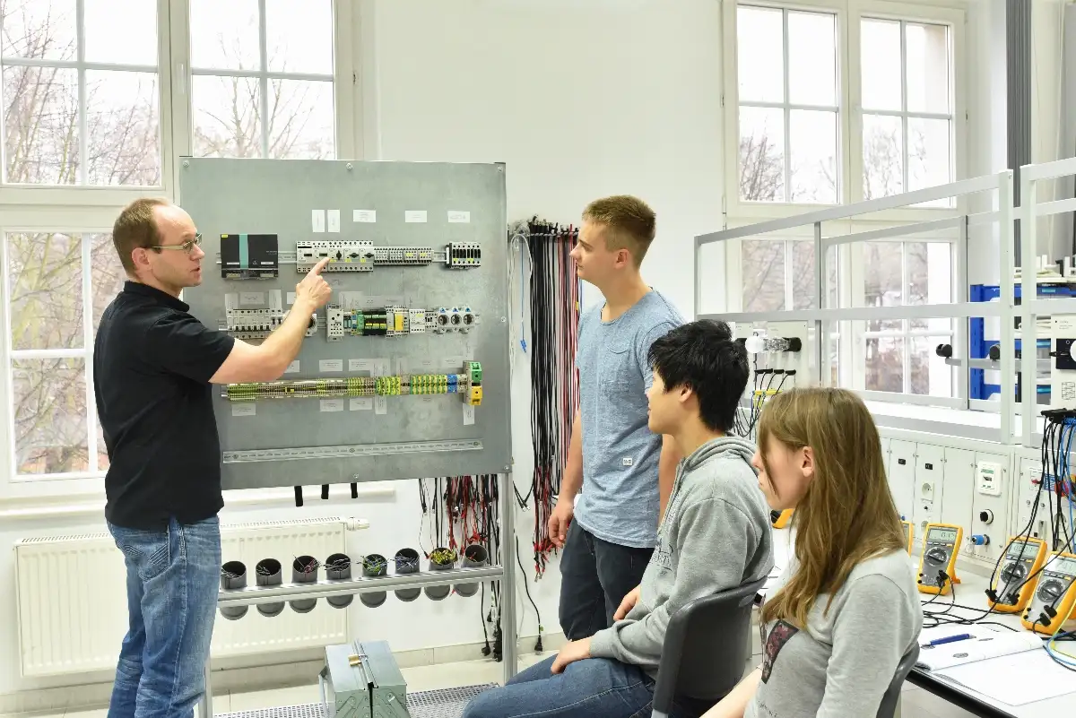 Formation habilitation électrique : Non électricien : H0 B0 BS BE Manœuvre